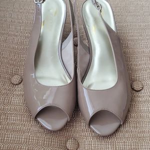 Aerosoles tan patent slingbacks size 10 heels
